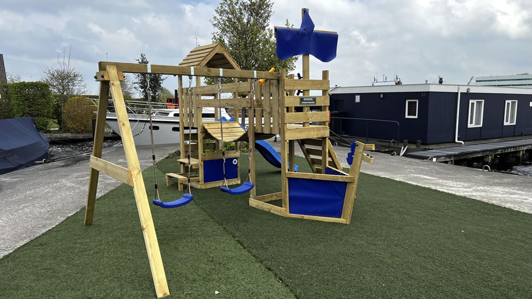 Speelveldje voor de kinderen bij Jachthaven de Brasem